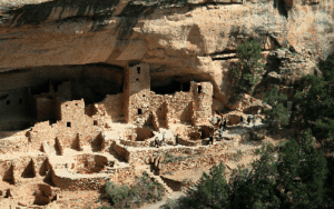 nasazi in North America live in south-facing cliff dwellings
